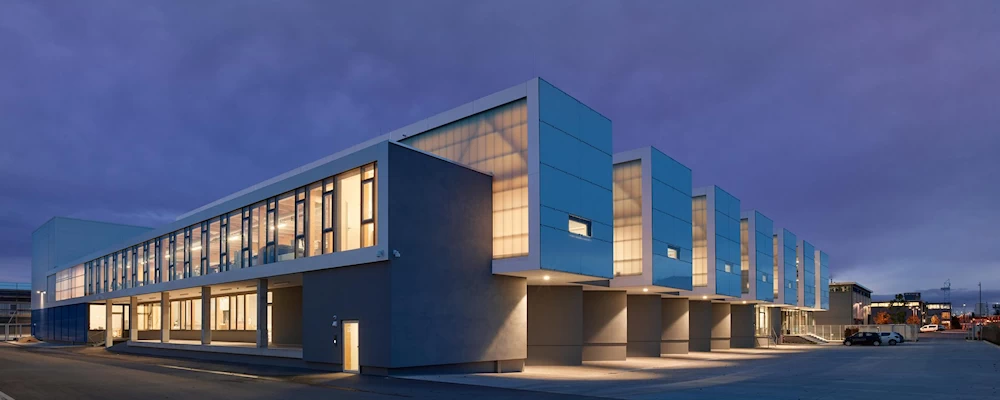 Fassaden- und Fenstertechnik Lacker – Projektmotiv mit Glasfassade